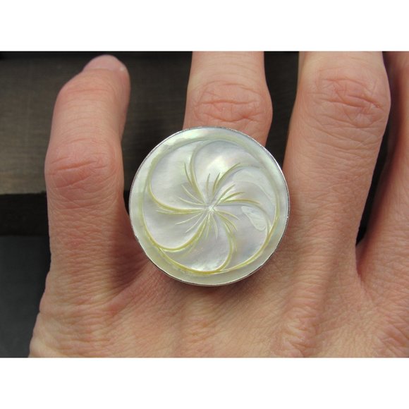 Size 7.5 Sterling Silver Stunning Floral Large Carved Shell Band Ring - Picture 1 of 6